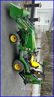 2017 JOHN DEERE 1025R SUB-COMPACT TRACTOR with 260 Hoe and H120 Front Bucket