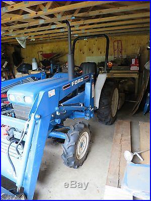 FORD 1520 TRACTOR Includes Bucket, Rotary Mower and Post Hole Diggers