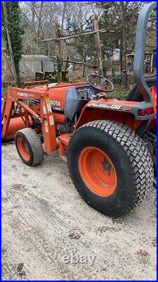Kubota L2900 tractor with loader